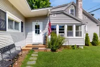 Riverfront studio with river view, full kitchen, & free WiFi Hotels in Springfield