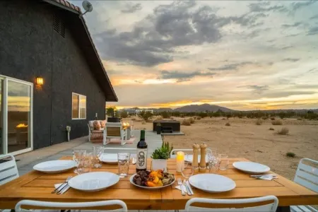 2 Acres w Views, Hot Tub, Pet Friendly, Full Kitchen, Game Room, EV Charger!