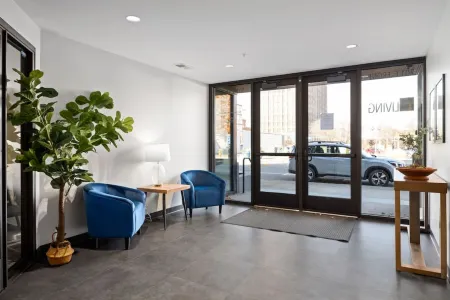 Modern 2 Bed in the Heart of Downtown Bloomington Отели в г. Блумингтон