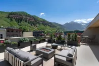 Expansive Rooftop Patios and Lavish Amenities - Exquisite Luxury Retreat