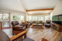 Hot Tub and Recreation Passes with Golf Course View - Stunning Retreat