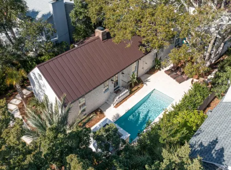 Spacious Pool and Quick Access to Shoreline - Stunning Beach Retreat Отели рядом с достопримечательностью «St. Simons Island Lighthouse Museum»