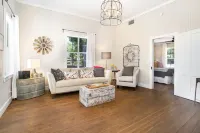 Private Hot Tub and Cozy Gas Fireplace - Charming Romantic Retreat