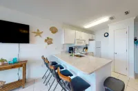 Beautiful oceanfront condo with pool, hot tub, beach access, balcony, & WiFi Các khách sạn ở Bãi biển Gulf Shores