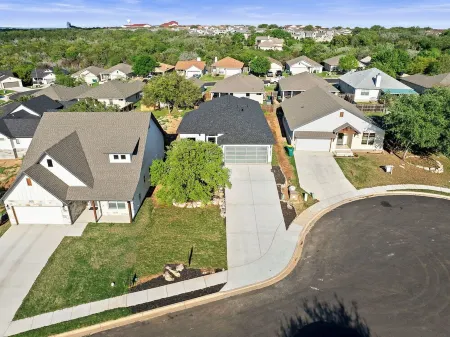 Modern Lakeside Retreat with arcade Games, & Jacuzzi – 5 Mins to Lake! Отели в г. Марбл Фолс