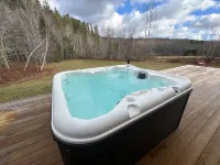 Stunning Hot Tub and Scenic Deck - Serene Mountain Retreat
