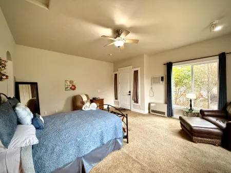 Scenic Views and Inviting Firepit - Charming Cozy Retreat