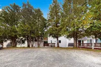 Alpine escape with  3 pools, hot tub, tennis & gym - fireplace, balcony & W/D فنادق في Warren