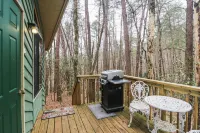 Private & secluded cabin with a hot tub, WiFi, firepit, & full kitchen Hotels in White County