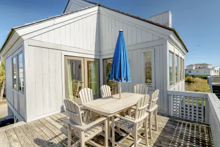 Stunning Beach Villa - Ocean Views, Golf Carts, WiFi