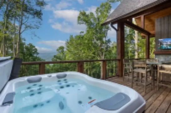 Luxurious Cabin with Mountain Views and Hot Tub - Stunning Retreat