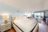 Sixth floor oceanfront condo with pool access, central AC, and sunset ocean view Hotels in Okaloosa Island