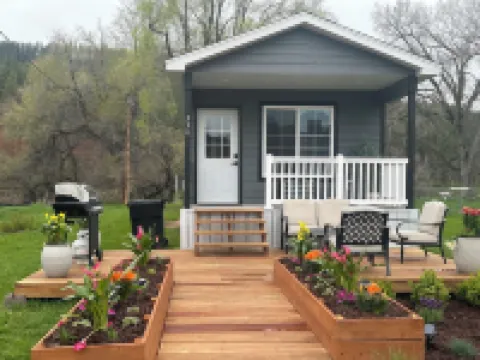 Tiny Home Cabin with Wyoming Modern Frontier style in the town of Hulett Hotels in Hulett