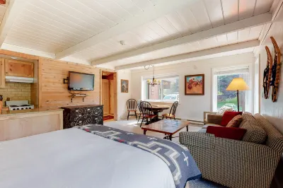 Charming, ski-themed studio w/free WiFi, full kitchen - near downtown Sun Valley