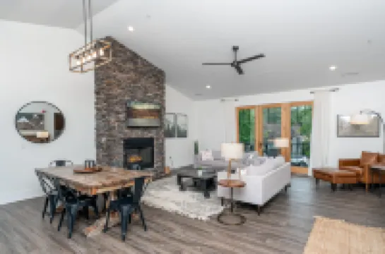 Charming Balcony and Contemporary Comfort - Elegant Mountain Retreat