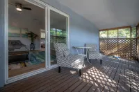 Deck, Grill Access and Convenient Amenities - Charming Escape فنادق في بينيلاس بارك