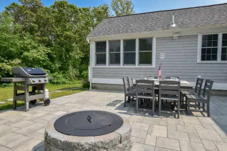 Stunning Beach House with Panoramic Views - Charming Coastal Retreat Отели в г. Harwich Port