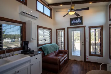 Charming Tiny House with Private Deck - Cozy Hill Country Retreat