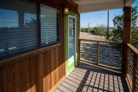 Charming Tiny House with Private Deck - Cozy Hill Country Retreat