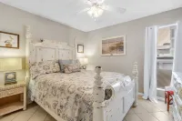 Seasonally-Heated Outdoor Pool and Tropical Courtyard - Charming Retreat 걸프쇼어스 호텔