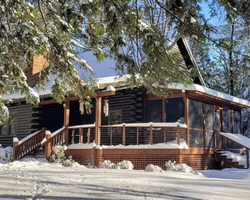 Private, Modern, Pet-Friendly Log Cabin Getaway on 6 Acres, Ξενοδοχεία στην πόλη Marbletown