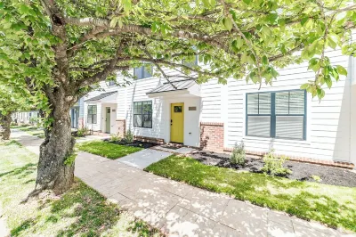 3 Bd 2.5 Bath Luxe Townhome w/ Garage in Downtown Lynchburg! 아카데미 센터 오브 더 아츠 주변 호텔