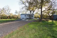 Cozy Cabin on the Creek with WiFi and AC in Delightful Belton