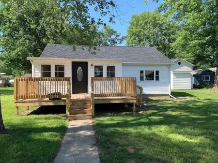 Charming 2-bed cottage on Bass Lake with access to public beach and boat launch.