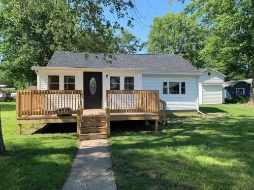 Charming 2-bed cottage on Bass Lake with access to public beach and boat launch.