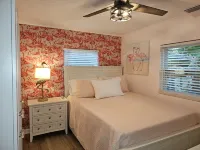 Private Fenced Backyard and Fast Wifi - Charming Retreat