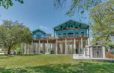 Cielito Lindo River House on the Guadalupe River! Hotels near Polmedia Polish Pottery