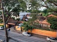 Chorlada Lanna Hotel Các khách sạn gần Cầu Mangrai
