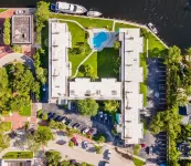 Artrageous on the River by RocketStay - Condos