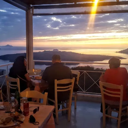 Santorini Studios Pleasure by the Sea Отели рядом с достопримечательностью «Пляж Перисса»
