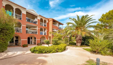 Résidence Pierre & Vacances le Hameau de la Pinède Отели в г. Йер