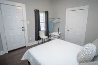 Remodeled Historic 1Br1BA House Near Downtown - Condos