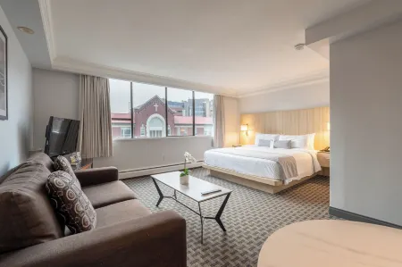 Century Plaza Hotel Отели рядом с достопримечательностью «Дэвид Томпсон Секондари Скул»