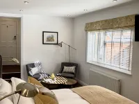 Upstairs at 33 - Self Check in Boutique Accommodation in Worcester Centre Hotels in Worcester
