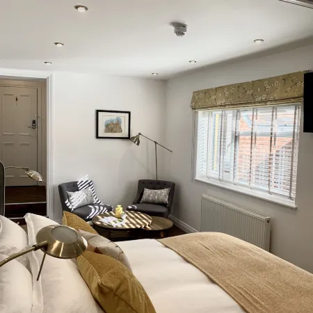 Upstairs at 33 - Self Check in Boutique Accommodation in Worcester Centre