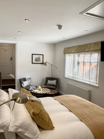 Upstairs at 33 - Self Check in Boutique Accommodation in Worcester Centre