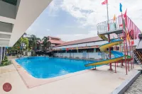 Quezon Premier Hotel Candelaria - مسبح