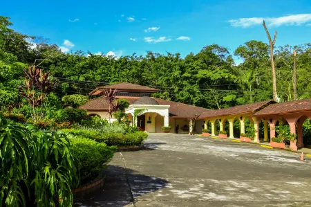 El Tucano Resort & Thermal Spa Отели рядом с достопримечательностью «Университет Сан Хосе»