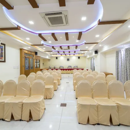 Treebo Akshaya Lalbagh Inn Отели рядом с достопримечательностью «Торговый квартал Ганди-Базар»
