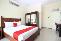 RedDoorz Plus Near Stie Ykpn Hotel a Depok