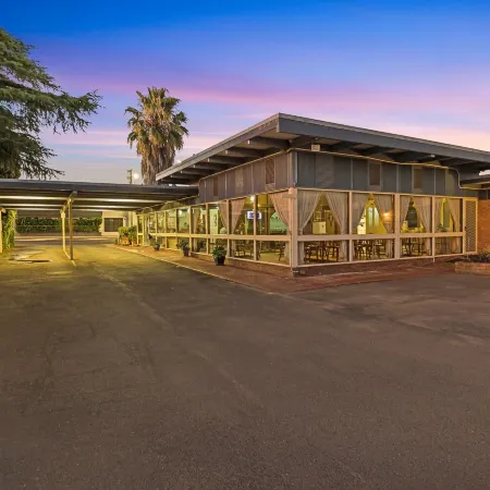 Plainsman Motel