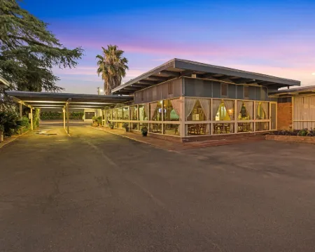 Plainsman Motel Hotels in Forbes
