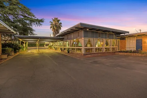 Plainsman Motel Hotels in Forbes