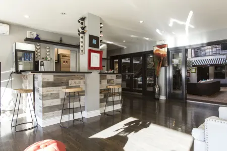 L.A. Sky Boutique Hotel Отели рядом с достопримечательностью «Парк Холмби»