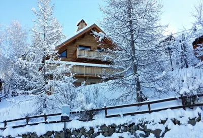 In recent chalet Independent garden level 50 m2, south-facing terrace Private parking Hotels near Lac d'Allos