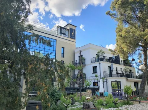 Appart' Hotel la Girafe Marseille Est - Porte d'Aubagne Hotel a La Penne-sur-Huveaune